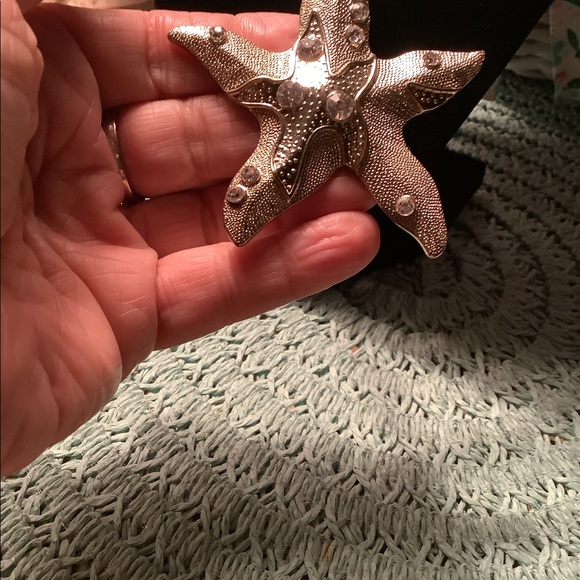 Necklace with Star fish Gold-tone costume piece with stones. 18” long .: - Picture 3 of 6